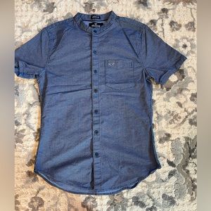Hollister men’s muscle fit button up shirt sleeve blue patterned shirt size XS